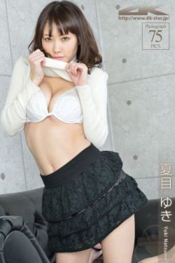 美女脱了内裤趴着打光屁股